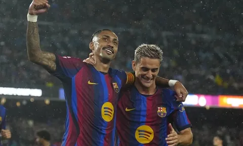 Raphinha lập hat-trick, Barca vùi dập Racing Santander