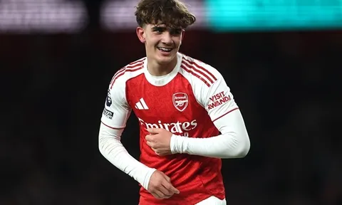 Arsenal từ chối Luton vụ hỏi mượn thần đồng Max Dowman