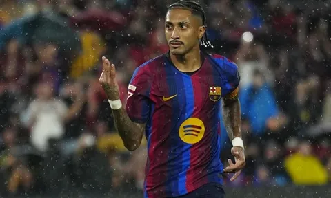 Raphinha định nghĩa lại vai trò trung phong tại Barcelona