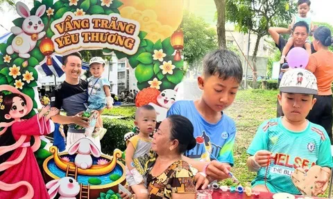 Mang Tết Trung thu về bệnh viện, nơi các em nhỏ tạm quên mũi kim tiêm để xem múa lân, tập vẽ tranh, tô màu