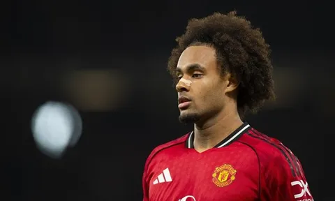Zirkzee xứng đáng là chữ ký tệ nhất của Man Utd sau Antony