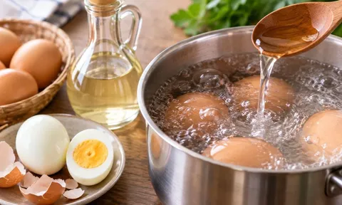 Vì sao nhiều người cho giấm vào nước luộc trứng?