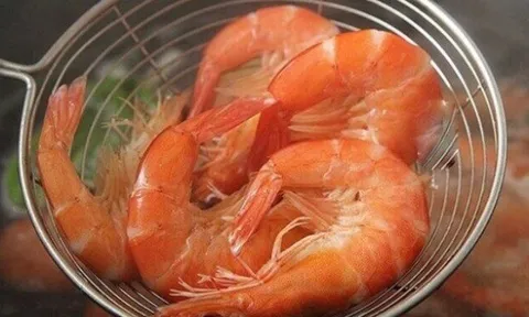 Luộc tôm không cần thêm gừng hay hành, cho mảnh này thôi, tôm thơm nức, đỏ đẹp chẳng lo tanh