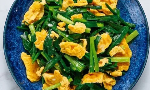 Trứng xào với lá mệnh danh là "rau của thận" chỉ vài phút là được ăn, vừa ngon lại bổ dưỡng, thơm hơn cho hành