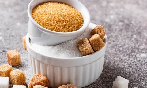 Đường trắng hay đường đỏ tốt hơn? Mắc thói quen này khi sử dụng sẽ khiến sức khỏe "tụt dốc không phanh"