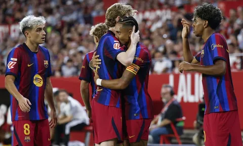 Raphinha lại có hat-trick, Barca ngược dòng hạ Sevilla