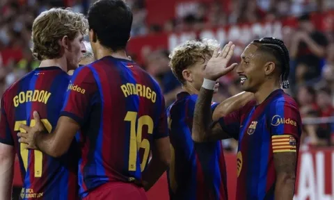 'Cơn lốc' Barcelona của Hansi Flick cuốn phăng Sevilla