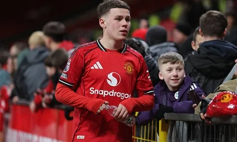 Wayne Rooney âm thầm chắp cánh cho tương lai của Kai tại MU