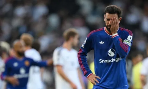 Neville mắng MU "thảm hại" vì màn đi bộ trước Fulham