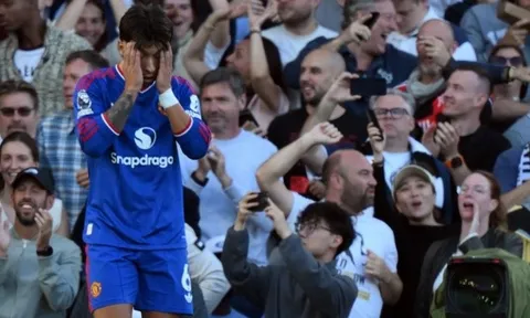 CĐV Man United nổi đóa vì Martinez đổ lỗi cho Senne Lammens