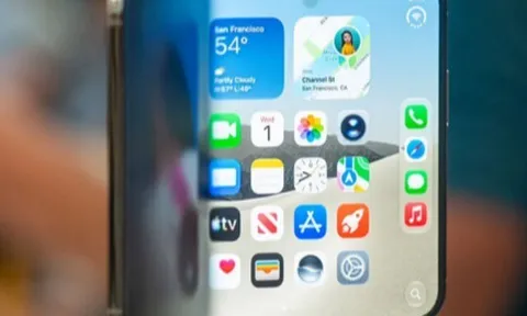 iPhone Duo được lấy cảm hứng từ một vật dụng ai cũng từng dùng: cuốn sổ tay