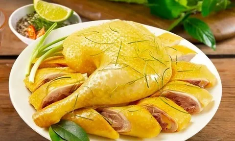 Luộc gà cho vào nước nguội hay nước sôi thì có nhiều dinh dưỡng hơn, luộc xong có cần ngâm trước khi vớt ra?