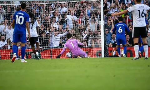 Joe Hart bảo vệ Senne Lammens sau bàn thua tai hại của MU