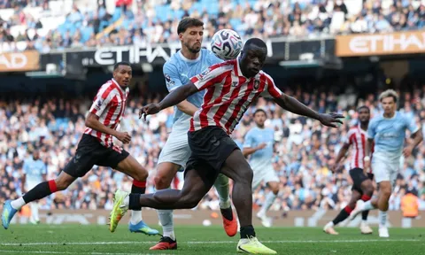 Man United và Arsenal được giục mua "xe ủi" Brobbey