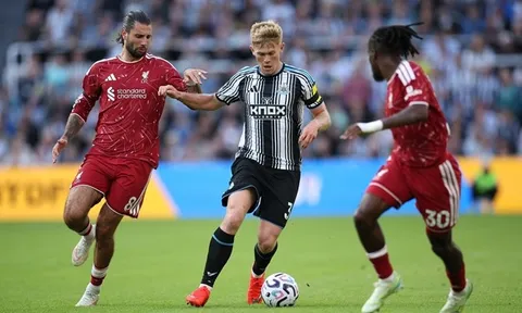Gia hạn Newcastle, Hall coi tin đồn về MU là lời khen