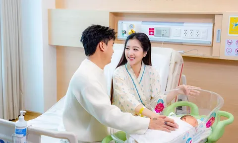 Hồ Quang Hiếu đón con thứ 2 cùng vợ kém 17 tuổi, gia đình đủ đầy trong cơ ngơi 20 tỷ