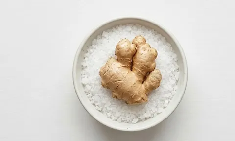 Vì sao nên đặt bát gừng muối trong nhà?