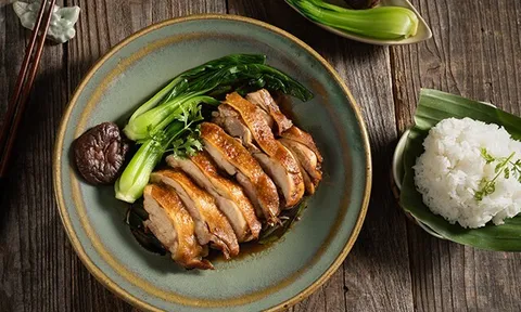 20/10 vào bếp không khó: Thử làm Gà Mỹ hấp xì dầu bằng nồi cơm điện