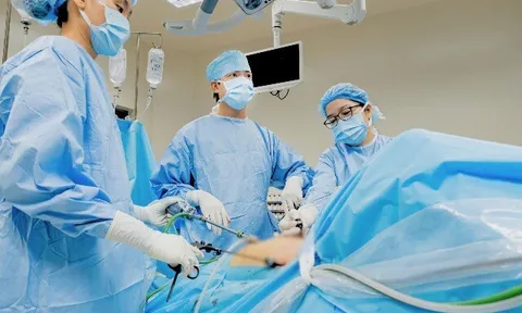 Đau bụng tưởng rối loạn tiêu hóa, cô gái 23 tuổi bất ngờ phát hiện xoắn buồng trứng