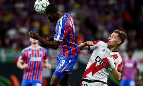 Tyrick Mitchell - Món hời hoàn hảo giải cứu cánh trái Man Utd