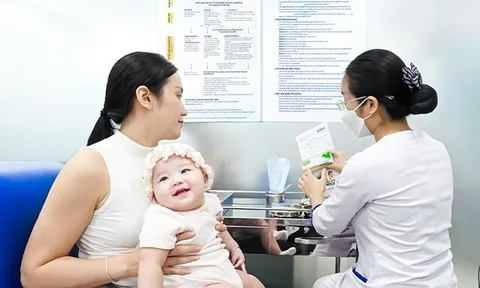 Hàng nghìn phụ huynh đăng ký và cho con tiêm vắc xin tay chân miệng lần đầu tiên có tại Việt Nam