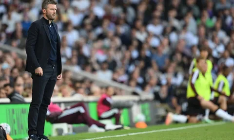 Carragher khuyên Man United đừng vội sa thải Carrick
