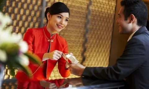 Tại sao lễ tân không nói to số phòng của khách?