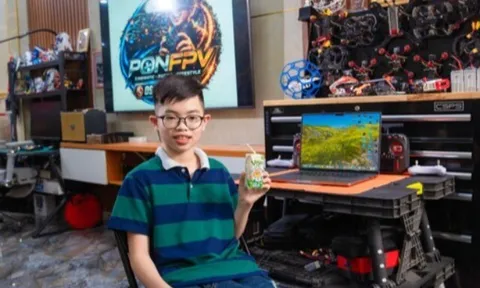 Bản lĩnh phi công FPV nhí phía sau đường bay