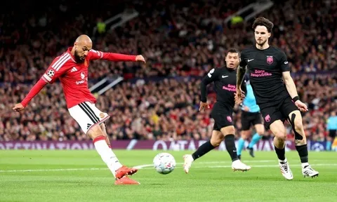 Carrick nên học Morocco cách dùng Mazraoui ở cánh trái
