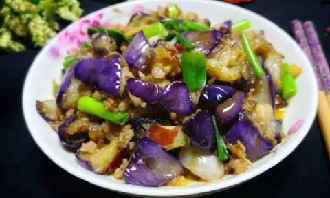 Thích xào cà tím nhưng hay bị hút dầu béo ngậy chỉ vì quên 2 bước này, làm đúng món ăn không bị thâm xỉn, cực ngon lại tốt cho sức khỏe