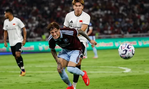 Cú trượt dài của Garnacho tại Aston Villa