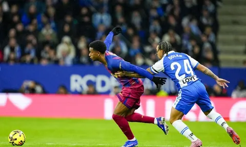 MU lên kế hoạch giải cứu Alejandro Balde khỏi Barca