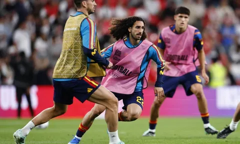 CĐV Anh chế giễu Cucurella sau sự cố tại Wembley
