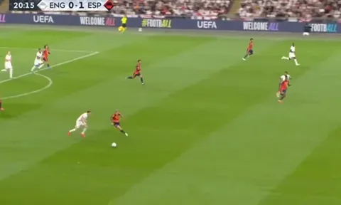 Fan ngỡ ngàng khi Dani Olmo dễ dàng "kết liễu" Elliot Anderson