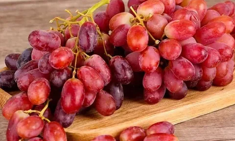Rửa nho chỉ với nước chẳng khác nào không rửa, làm kiểu này quả nào cũng sạch bóng, ăn cả vỏ vẫn yên tâm