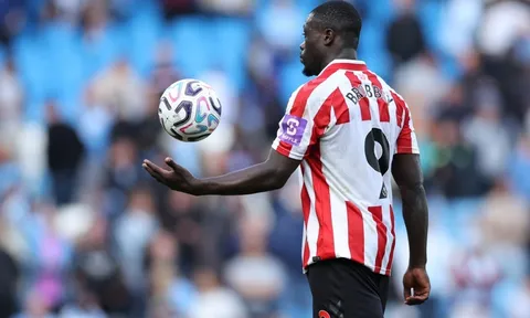MU quan tâm, Sunderland đã biết làm gì với Brian Brobbey