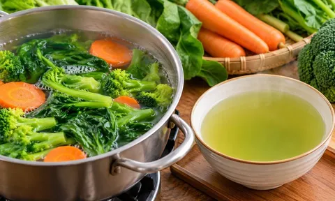 Uống nước luộc rau có tốt không? 5 điều cần biết trước khi tận dụng phần nước tưởng như bỏ đi