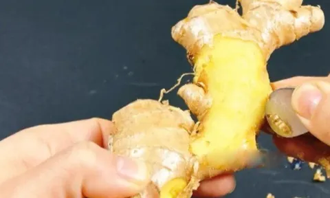 Hóa ra gừng có cách gọt vỏ cực hay, nhanh lại sạch mà rất ít người biết