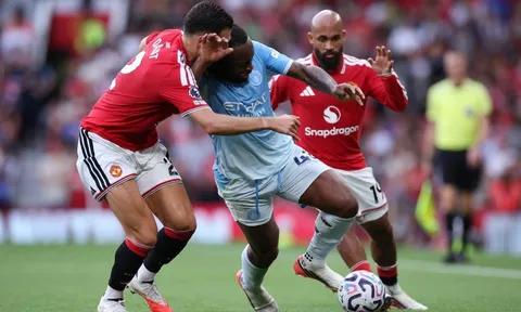 Fan MU chia rẽ về việc nhận lại cúp nếu Man City bị tước
