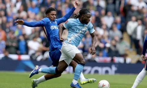 Man City rối bời, Arsenal được khuyên mua Doku thay vì Haaland