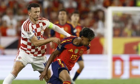 CĐV phẫn nộ khi Yamal và Perisic đổi áo sau hiệp 1