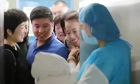 Đưa vợ đi khám thai, bác sĩ nói 1 câu khiến chồng vui sướng thốt lên: “Kiếp trước chắc tôi cứu cả dải ngân hà rồi”