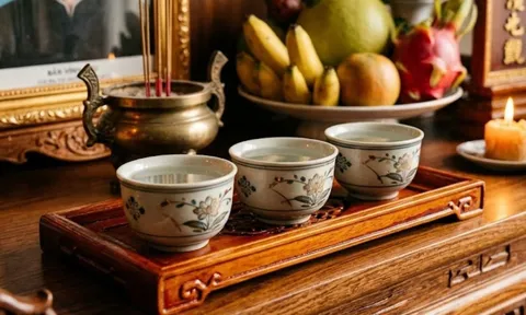 Bàn thờ không thể thiếu chén nước sạch nhưng rót đầy hay rót vơi mới đúng?