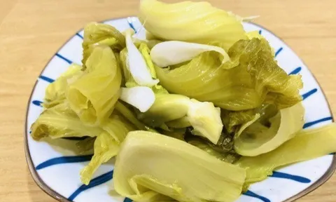 Làm dưa cải chỉ cho muối là quá nghiệp dư, thêm bước này dưa nhanh ăn được, vàng giòn lại không khú