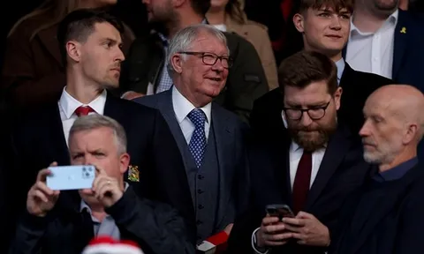 Sir Alex từng khiếp sợ khi trở lại Old Trafford