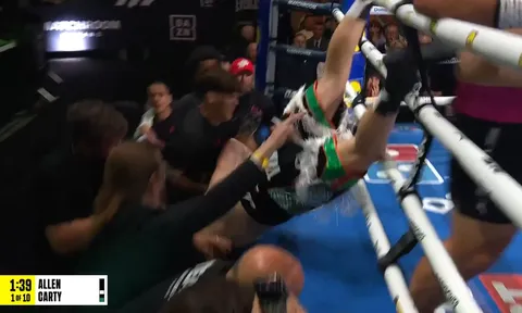 Sự cố hy hữu tại sự kiện của Katie Taylor: Thomas Carty ngã cắm đầu khỏi võ đài