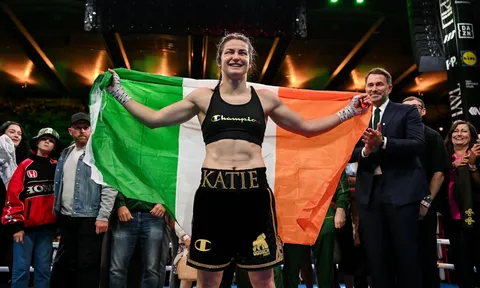 Lời chia tay hoàn hảo: Katie Taylor áp đảo Flora Pili trong trận đấu giã từ sự nghiệp