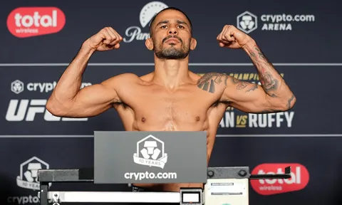 Kết quả cân ký UFC 331: Joshua Van và Alexandre Pantoja sẵn sàng cho trận tái đấu tranh đai