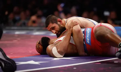 Khamzat Chimaev chỉ mất 94 giây để đè bẹp cựu vương UFC Tyron Woodley tại RAF Moscow