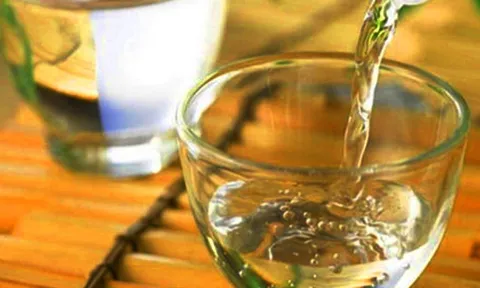 Nhỏ vài giọt giấm trắng vào chậu nước: Mẹo hay ít ai biết, biết rồi ai cũng muốn làm theo